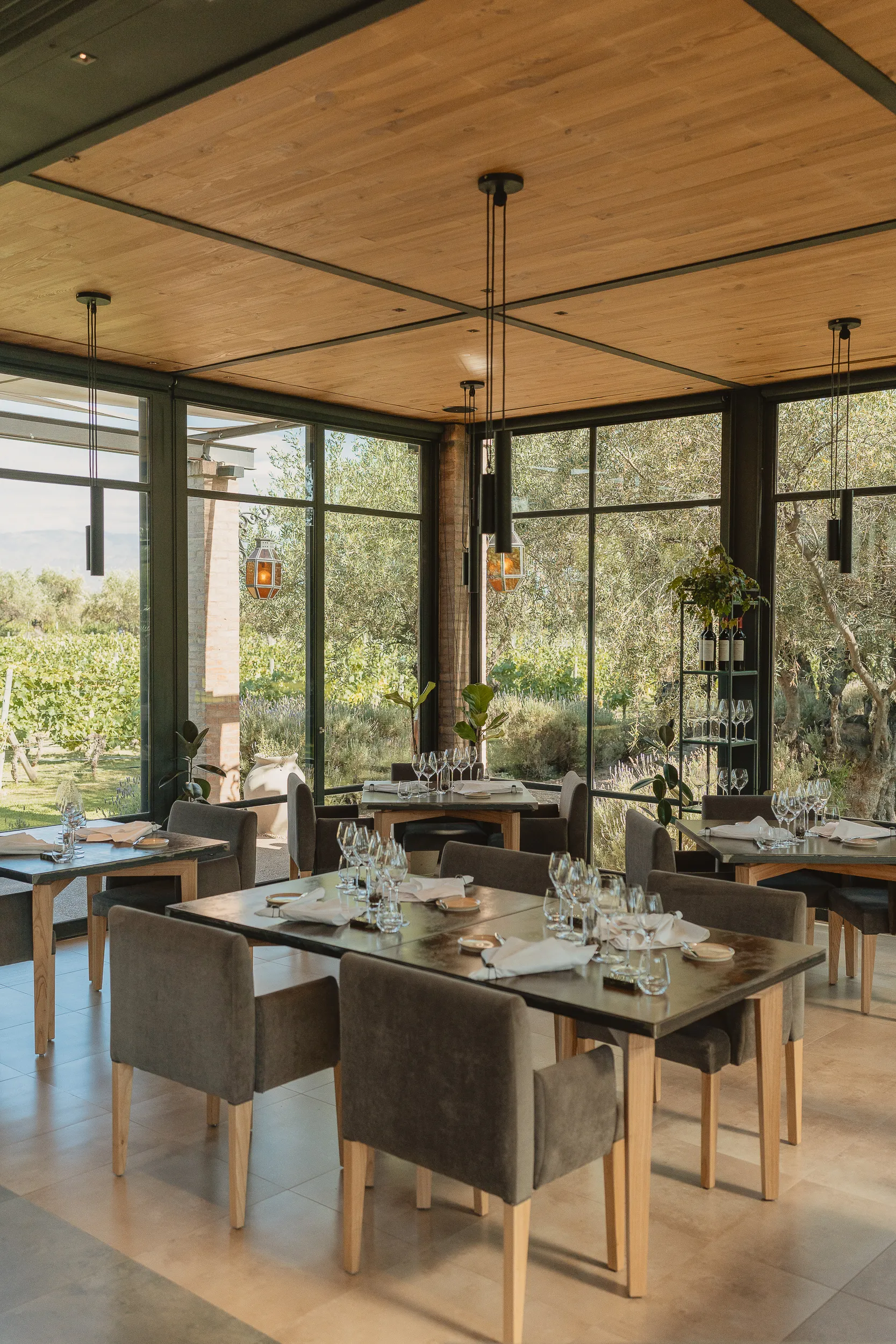 Sala de jantar com vista para vinhedos