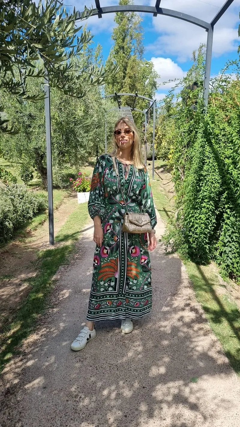 Viajante em jardim de vinícola em Mendoza